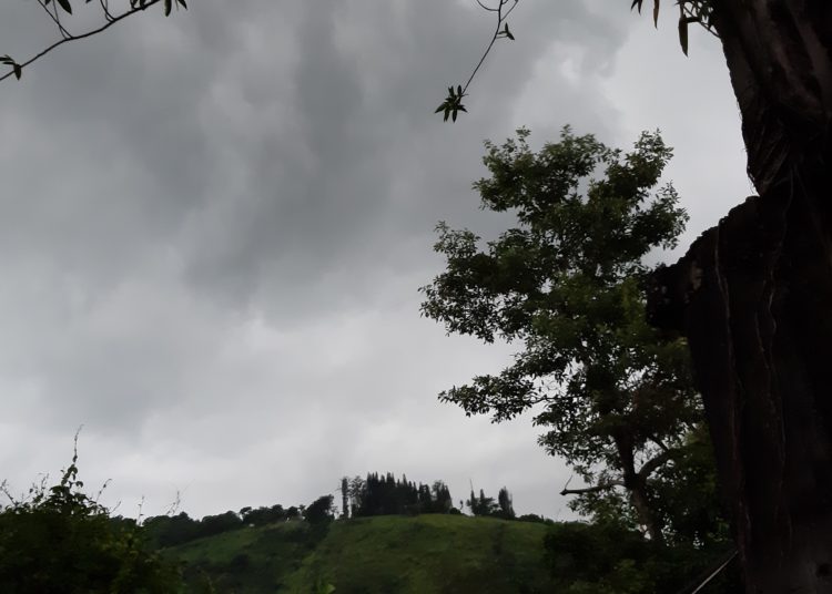 Día nublado con algunas posibilidades de lluvia por la tarde de este viernes
