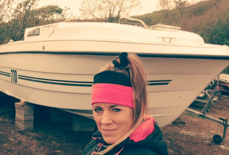 Una mujer encuentra un bote perdido valuado en 60.000 dólares y tiene derecho a quedárselo