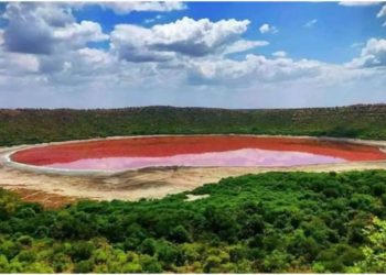 Un lago creado por un meteorito en la India asombra a los científicos al volverse rosado