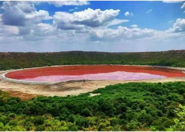 Un lago creado por un meteorito en la India asombra a los científicos al volverse rosado