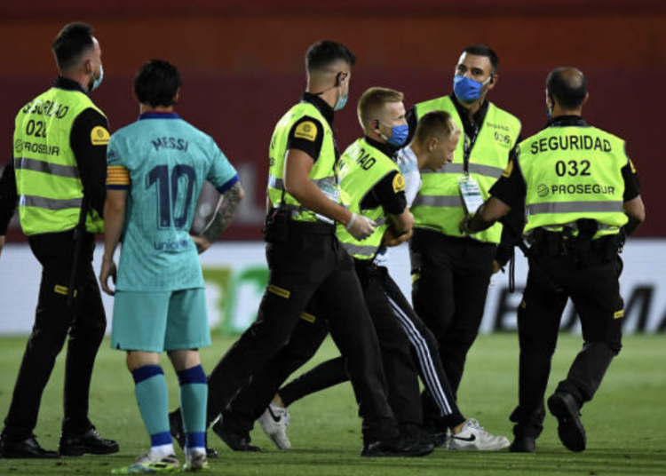 ¡Increible! un fanático interrumpió el partido del Barcelona que fue a puertas cerradas