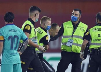 La Liga presentará denuncia penal contra el fanático que irrumpió en el campo para fotografiarse con Messi