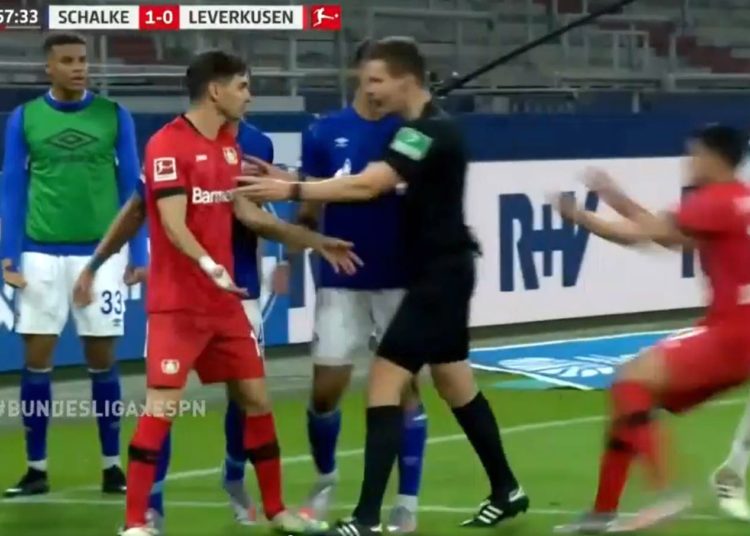 (VIDEO) Jugador rompió el Fair Play y desató reclamos y manotazos en el juego Bayer Lerverkusen y Schalke 04