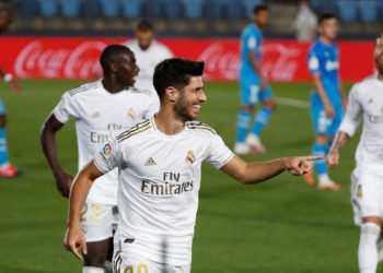 El Real Madrid goleó al Valencia y presiona al Barcelona en la lucha por el título