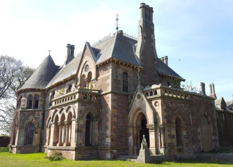 Subastan en Escocia una mansión gótica por una libra esterlina
