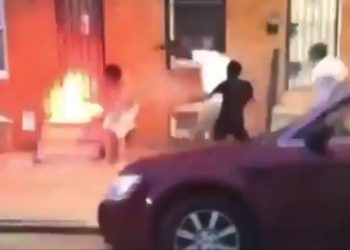 (VIDEOS) Brutal ataque con pirotecnia de un grupo de jóvenes afroamericanos a un hombre en EE.UU.