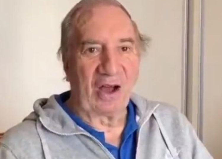 El exentrenador argentino Carlos Bilardo da positivo por covid-19