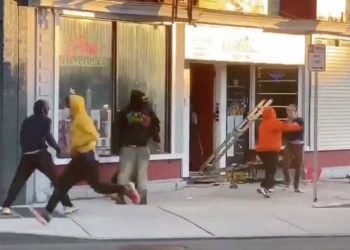 (VIDEO IMÁGENES FUERTES) Saqueadores golpean con tablones de madera a una mujer que defendía su tienda durante las protestas en EE.UU.