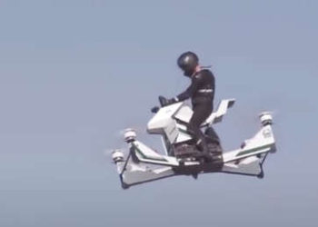 (VIDEO) Un piloto pierde el control de su aeromoto y se estrella desde un altura de 30 metros