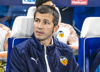 El Valencia destituye a Albert Celades tras alejarse de zona Champions