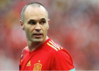 La reacción de Andrés Iniesta después de ver su estatua desnudo