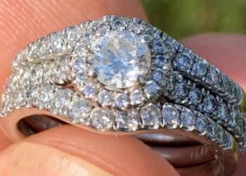 Encuentra en una playa un anillo con diamantes de 10.000 dólares y ahora busca a su dueña