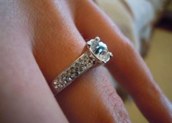 Empleada de Amazon pide ayuda a clientes para encontrar su anillo de compromiso caído en un paquete enviado