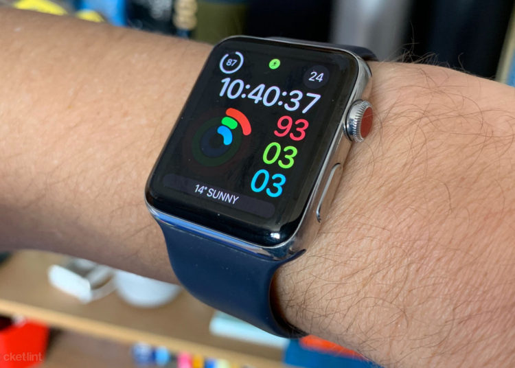 (VIDEO) Captan en cámara lenta el asombroso sistema del reloj Apple Watch para deshacerse del agua después de nadar