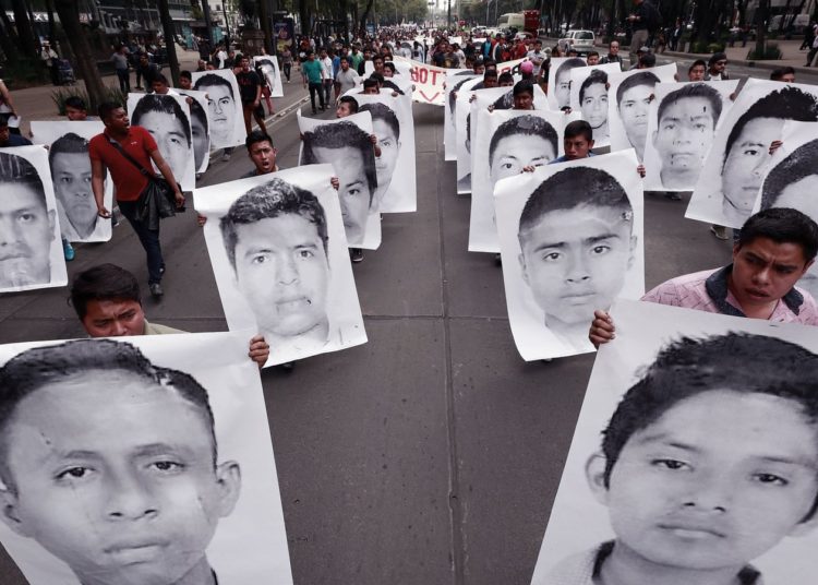 La fiscalía de México detiene a un presunto implicado en la desaparición de los 43 estudiantes de Ayotzinapa