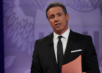 Por un descuido, el periodista de CNN, Chris Cuomo apareció por accidente desnudo en el video de yoga de su esposa