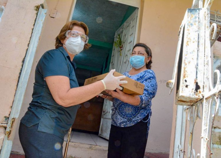 Ministra de educación entrega computadoras a docentes certificados en el uso de Google Classroom