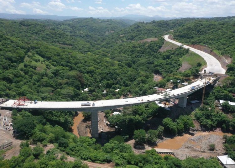 Ministro de Obras Públicas inspecciona avances en construcción del baipás de La Libertad