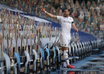 Leeds United triunfó, festejó con sus hinchas de cartón y acaricia el ascenso a la Premier