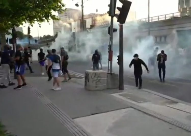 Enfrentamientos entre manifestantes y la policía en protesta contra el racismo en París