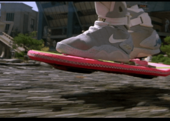 (VIDEO) Un joven consigue volar en ‘aerotabla’ y recrea icónicas escenas de ‘Regreso al futuro’