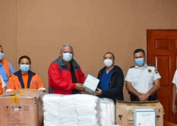 Alcalde de Sonzacate continúa entregando insumos a médicos y enfermeras