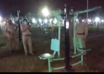 (VIDEO) Una máquina de ejercicios se mueve sola en un parque vacío y la Policía investiga