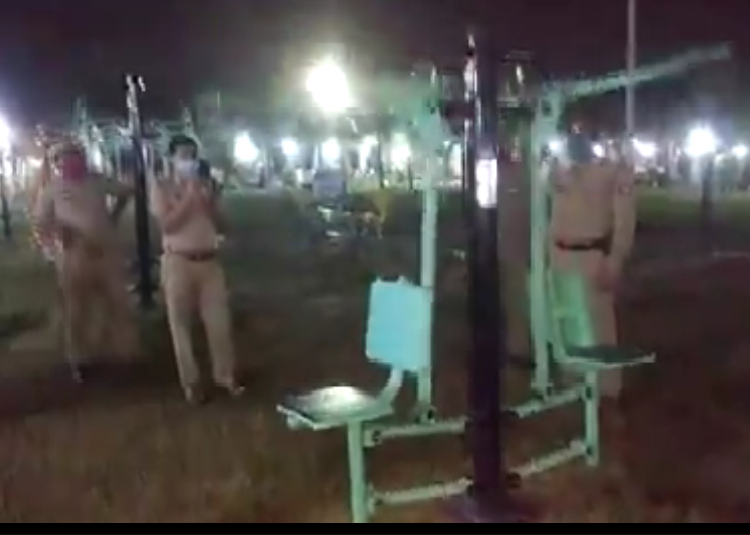 (VIDEO) Una máquina de ejercicios se mueve sola en un parque vacío y la Policía investiga