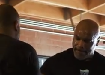 (VIDEO) Mike Tyson entrena sobre un ring para su vuelta al boxeo con furia y poder