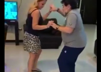 (VIDEO) Maradona baila “El Bombón asesino” bajo los efectos del licor