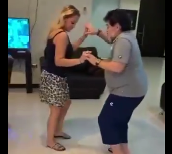 (VIDEO) Maradona baila “El Bombón asesino” bajo los efectos del licor