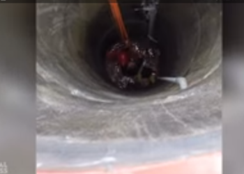 (VIDEO ) Por tornarse una selfie tres personas caen a un pozo con agua en Indonesia