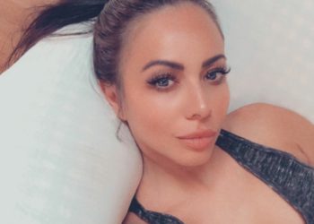 Jimena Sánchez luce su perfecta figura en bikini blanco