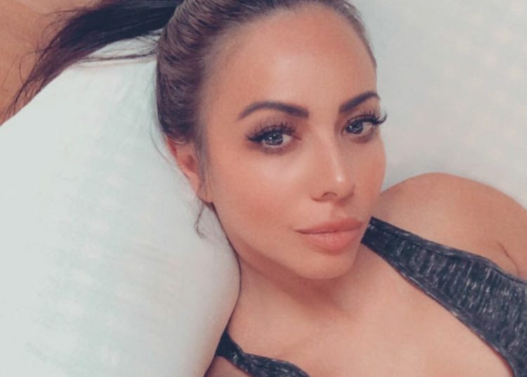 Jimena Sánchez luce su perfecta figura en bikini blanco