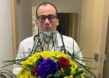 (VIDEO)Médico colombiano amenazado de muerte por el deceso de una mujer con covid-19 pide ayuda