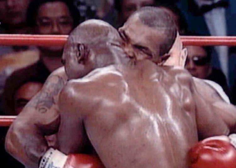 Evander Holyfield recuerda su reacción después de que Mike Tyson le mordiera en la oreja