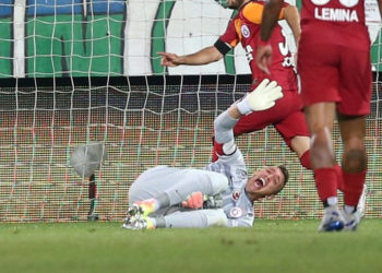 (VIDEO) El portero de la selección de Uruguay sufre una grave lesión al evitar un gol