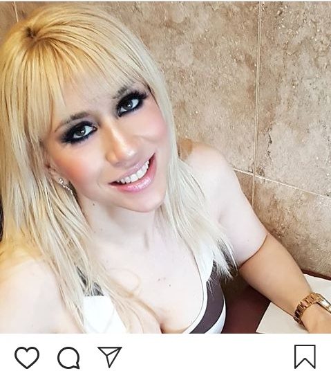 Noelia presume retaguardia de acero en plena calle