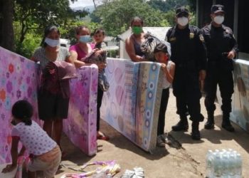 Afectados por tormenta Amanda en Zaragoza reciben víveres y colchones de manos de la PNC