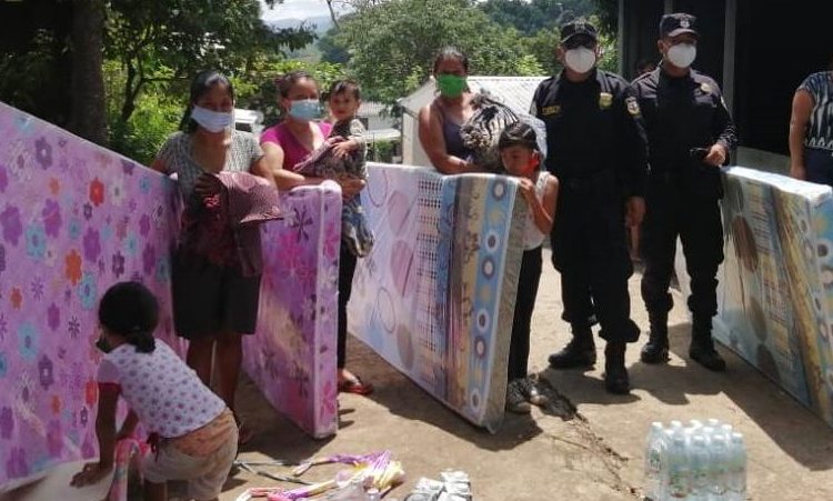 Afectados por tormenta Amanda en Zaragoza reciben víveres y colchones de manos de la PNC