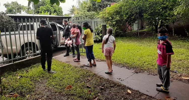 PNC gestiona juguetes para niños albergados en Santa Ana a raíz de las intensas lluvias