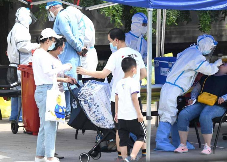Pekín extrema las restricciones de viaje para tratar de contener el nuevo brote de coronavirus