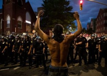 (VIDEO) En EE.UU. policías disparan en la cabeza una granada de humo a un manifestante desarmado