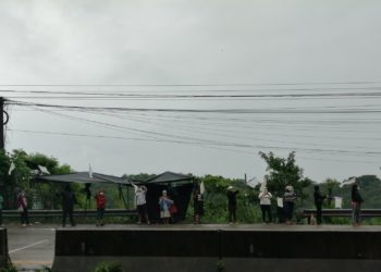 Bajo la lluvia, familias continúan pidiendo auxilio con banderas blancas