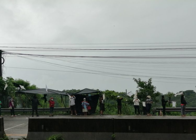 Bajo la lluvia, familias continúan pidiendo auxilio con banderas blancas