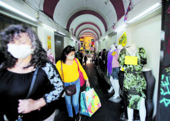 Reabrieron los centros comerciales en Uruguay con estrictos protocolos y largas filas