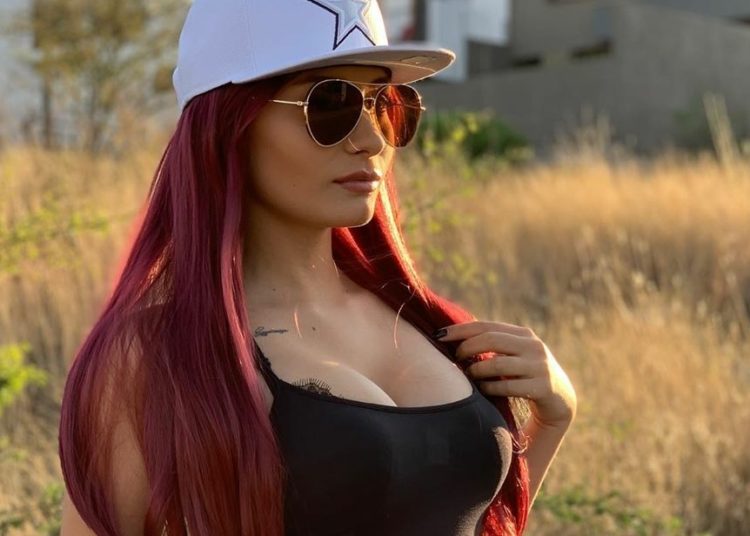 Issa Vegas enseña su colosal trasero en apretadito short de mezclilla