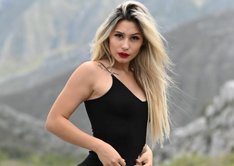 Issa Vegas reta a la censura y al posar con atrevida lencería negra