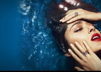 (VIDEO) Salma Hayek presume sexy baile con sensual bikini en Instagram