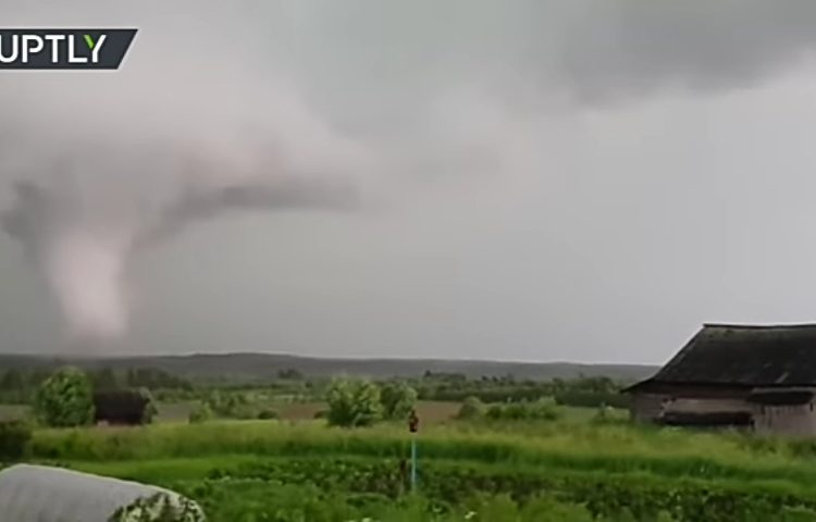 (VIDEO) Graban un potente tornado en una zona rural de Rusia
